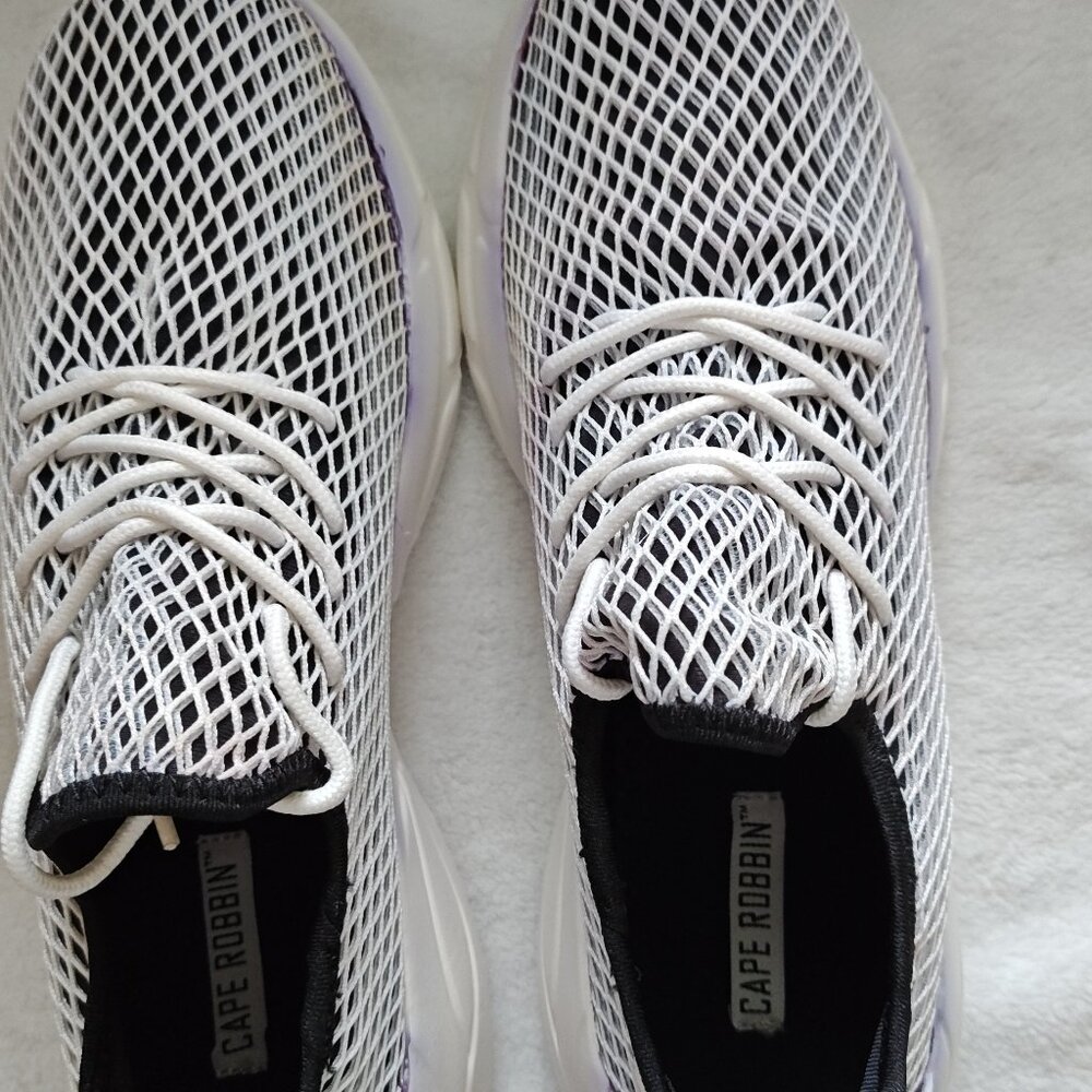 NEW CAPE ROBIN MESH SNEAKERS BLACK AND WHITE (SIZE 10)